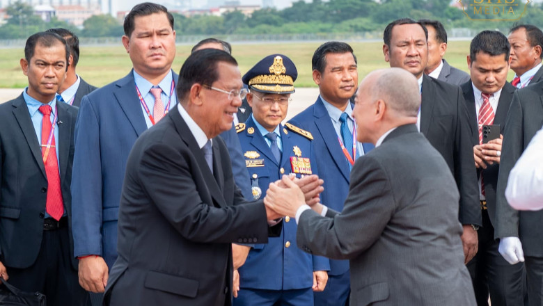 សម្ដេចតេជោ ហ៊ុន សែន អញ្ជើញទទួលព្រះរាជដំណើរព្រះមហាក្សត្រ យាងមាតុភូមិនិវត្តន៍ក្រោយបញ្ចប់ព្រះរាជទស្សនកិច្ច នៅខេត្តហៃណាន សាធារណរដ្ឋប្រជាមានិតចិន